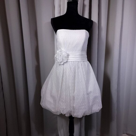 David's Bridal Galina Short and Strapless Bubble Hem White Formal Dress Size 10 - Picture 2 of 11